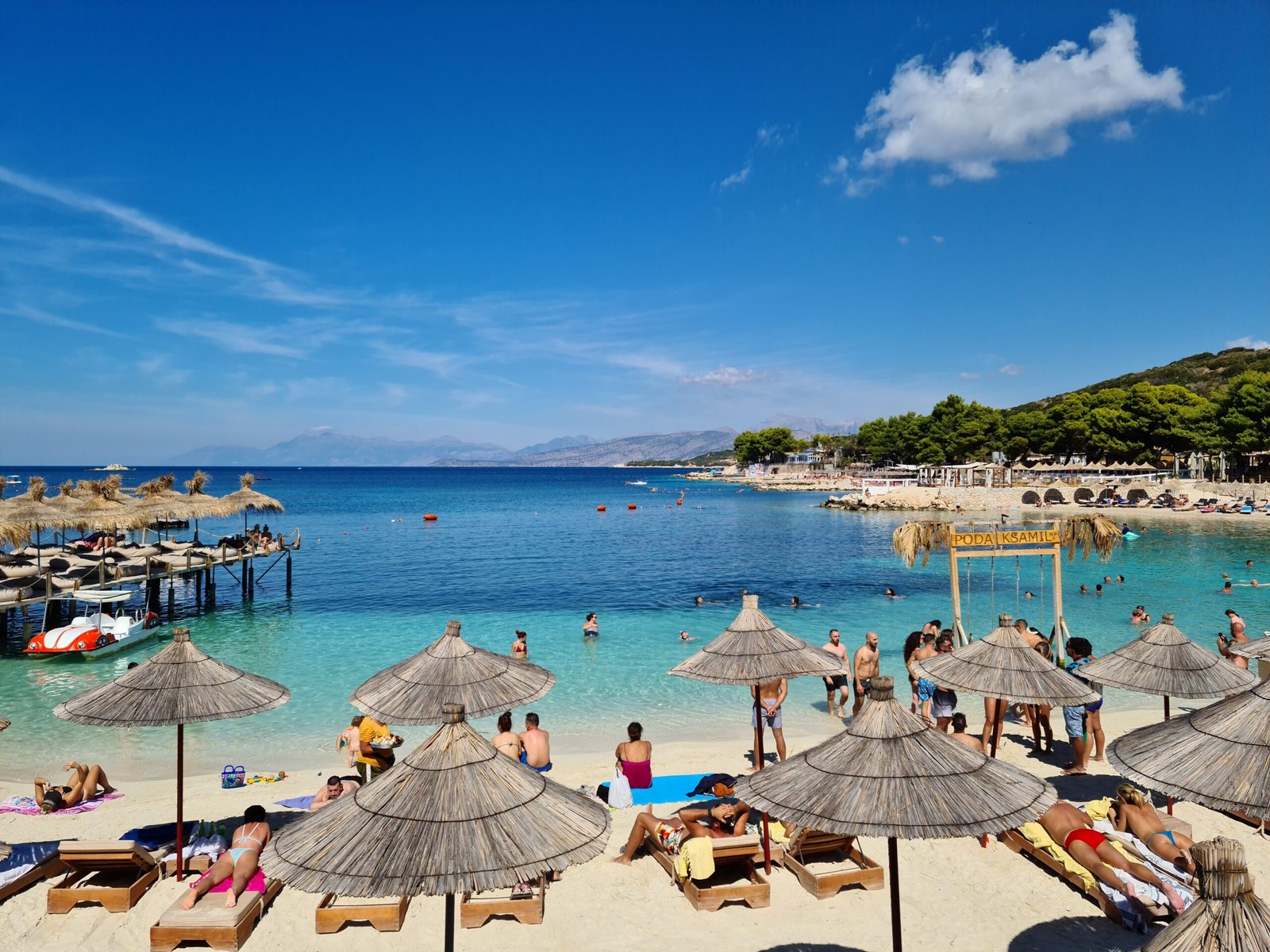 Albanska rivíeran. Strandhótel í Ksamil.